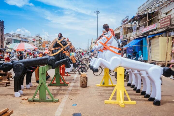 বিগ্রহ ছাড়াই এদিন তিনটি রথ নিয়ে আসা হয়। এদিন এই দৃশ্য দেখার জন্য সকাল থেকে ভিড় করেছেন সাধারণ মানুষ। অনেকই হাত লাগাচ্ছেন রথের রশিতেও। এই দিনটি নেত্র উৎসব বা নব যৌবন বেশ হিসেবে পালন করা হয়।