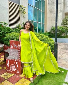 माथे पर बिंदी लगा और शरारा सूट पहन Anushka Sen ने लूट ली महफिल, सादगी देख फैंस का लट्टू हुआ दिल