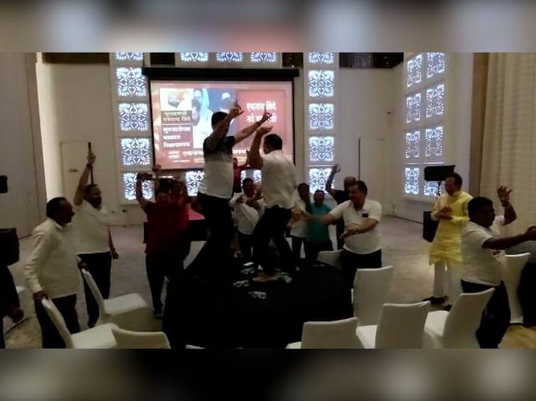 Eknath Shinde Maharashtra New CM eknath shinde group mla dances and celebrate in goa hotel after shindes name announced as cm of maharashtra  Video : एकनाथ शिंदेंची मुख्यमंत्री म्हणून घोषणा अन् गोव्यातील हॉटेलमध्ये आमदारांचा डान्स, व्हिडीओ व्हायरल 