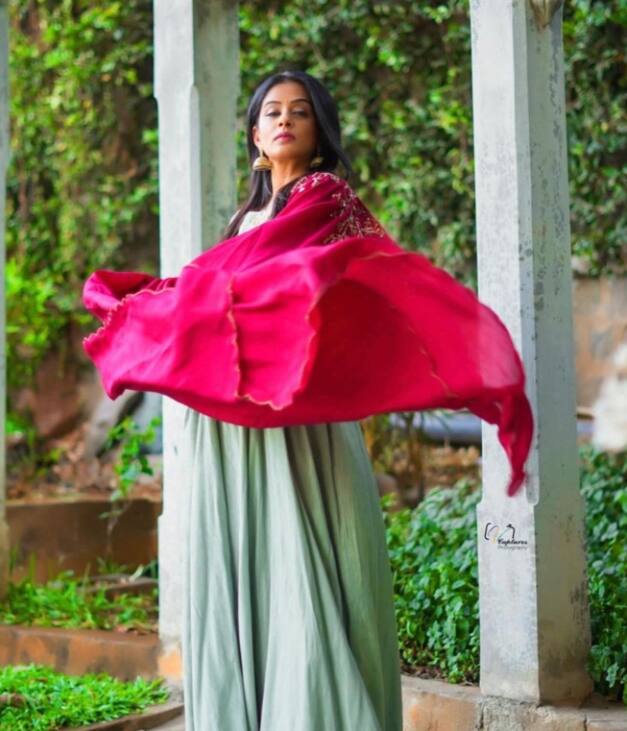 கல்லுக்குள்ள தேர போல கலஞ்சிருக்கும் தாடிக்குள்ள ஒளிஞ்சிக்கவா? காலச் சுத்தும் நிழலப் போல பொட்டக்காட்டில் உங்கூடவே தங்கிடவா?