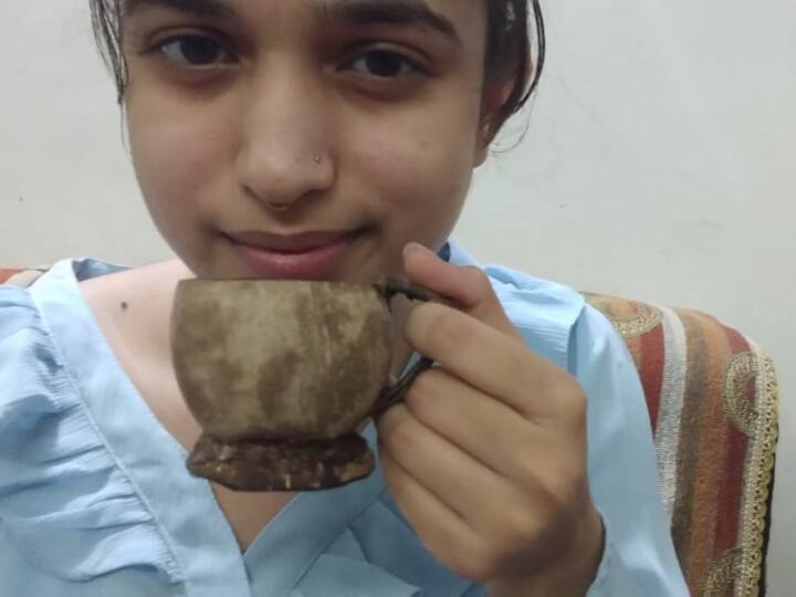 सुरेंद्र बैरागी ने कहा कि कफ को नारियल के बुरादे 4 और फेवीक्विक से चिपका दिया जाता है इसके ऊपर नारियल तेल लगाया जाता है. इस कप में चमक होती है. हाथों से एक कफ बनाने में 20 मिनट का समय लगता है. अगर इसे मशीन से बनाया गए तो 1 घंटे में 2 दर्जन बनाए जा सकते है.
