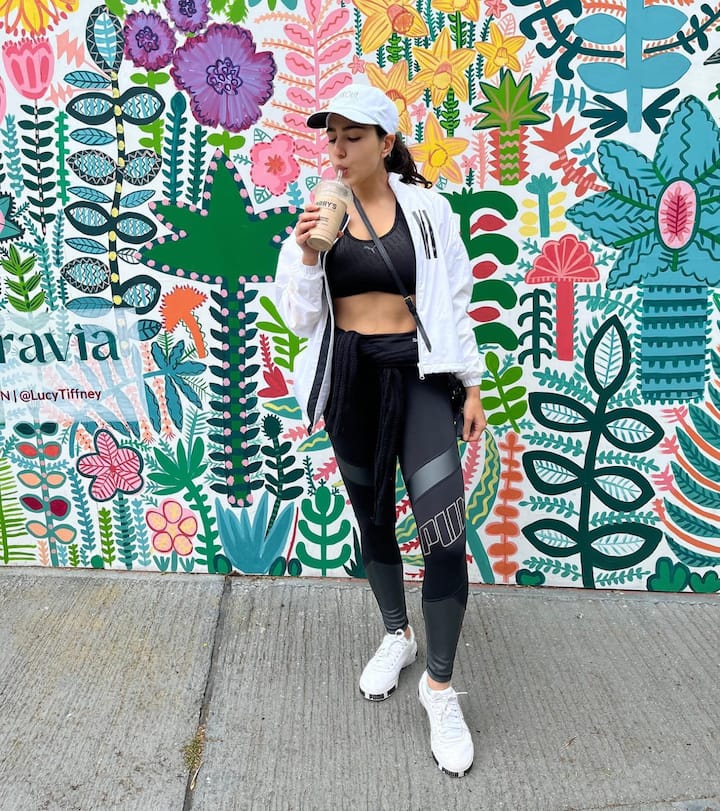 दरअसल सारा अली खान ने हाल ही में अपने ऑफिशियल इंस्टाग्राम पर कुछ लेटेस्ट फोटो को शेयर किया है. इन फोटो में सारा अली खान जिम आउटफीट में नजर आ रही हैं.