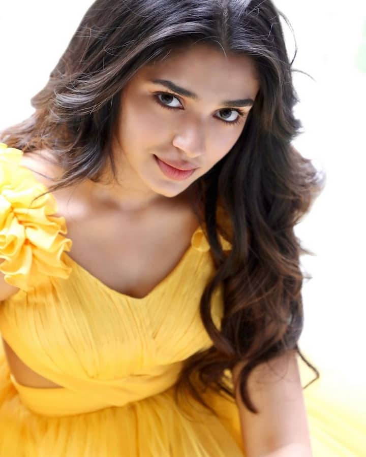 ఇదిలా ఉండగా.. రీసెంట్ గా ఈ బ్యూటీ ఇన్స్టాగ్రామ్ లో షేర్ చేసిన ఫొటోలు వైరల్ అవుతున్నాయి. (Photo Courtesy: Krithi Shetty Instagram)