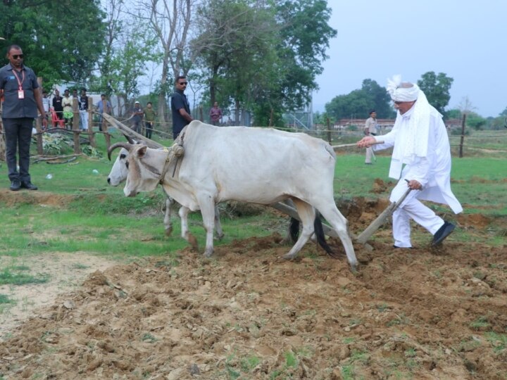 Koriya News: एक बार फिर दिखा सीएम भूपेश बघेल का अनोखा अंदाज, देखते रह गए आईजी, एसपी और कलेक्टर