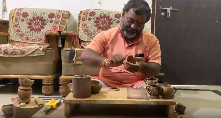 सुरेंद्र बैरागी ने बताया में मंदिरों से और नारियल की बर्फी बनाने वाले दुकनाओ से नारियल का खोल आसानी मिल सकता है. बस इस मजबूत खोल कफ तैयार किया जाता है.