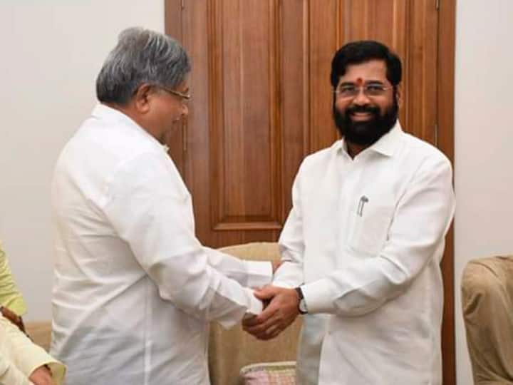 फडणवीस ने आगे कहा कि बाला साहब ने जीवन भर जिनसे लड़ाई लड़ी उद्धव ने ऐसे लोगों के साथ मिलकर सरकार बनाई. इस सरकार में पिछले ढाई साल में कोई प्रगति नहीं हुई. उद्धव के नेतृत्व में एमवीए की सरकार बनी. इस सरकार को लेकर शिवसेना के कई नेता उद्धव से खफा थे.