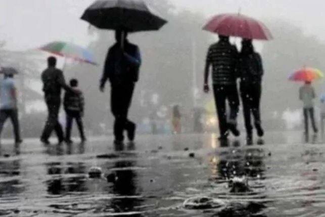 ਪੰਜਾਬ -ਚੰਡੀਗੜ੍ਹ ਸਮੇਤ ਦਿੱਲੀ ਅਤੇ ਇਸ ਦੇ ਆਸਪਾਸ ਦੇ ਇਲਾਕਿਆਂ 'ਚ ਅੱਜ ਮੌਸਮ 'ਚ ਬਦਲਾਅ ਆਇਆ ਹੈ। ਮਾਨਸੂਨ ਦਾ ਇੰਤਜ਼ਾਰ ਕਰ ਰਹੇ ਲੋਕਾਂ ਨੂੰ ਵੀਰਵਾਰ ਸਵੇਰੇ ਉਸ ਸਮੇਂ ਰਾਹਤ ਮਿਲੀ ,ਜਦੋਂ ਕਈ ਇਲਾਕਿਆਂ 'ਚ ਭਾਰੀ ਮੀਂਹ ਪਿਆ। ਮੀਂਹ ਕਾਰਨ ਪਿਛਲੇ ਕਈ ਦਿਨਾਂ ਤੋਂ ਪੈ ਰਹੀ ਲਾਈ ਗਰਮੀ ਤੋਂ ਵੀ ਰਾਹਤ ਮਿਲੀ ਹੈ। ਪੰਜਾਬ -ਚੰਡੀਗੜ੍ਹ ਦੇ ਆਸਪਾਸ ਦੇ ਇਲਾਕਿਆਂ 'ਚ ਅੱਜ ਭਾਰੀ ਮੀਂਹ ਪਿਆ ਹੈ ,ਜਿਸ ਤੋਂ ਬਾਅਦ ਤਾਪਮਾਨ 'ਚ ਗਿਰਾਵਟ ਆਈ ਹੈ।