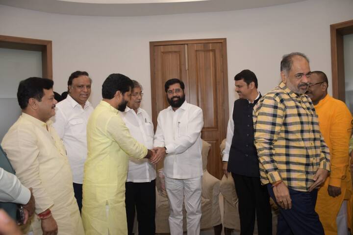 राज्यपालांकडे सत्ता स्थापनेचा दावा करण्यात येणार आहे. राजभवनावर शपथविधीची तयारी सुरु आहे.