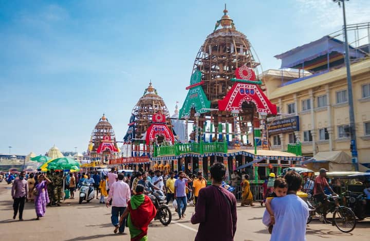সেখানে ১০৮ ঘড়া জলে স্নান করানো হবে বিগ্রহকে। এরপর ১৫ দিনের বিশ্রাম পর্ব। রথযাত্রার দিন ফের দর্শন মেলে জগন্নাথদেবের।