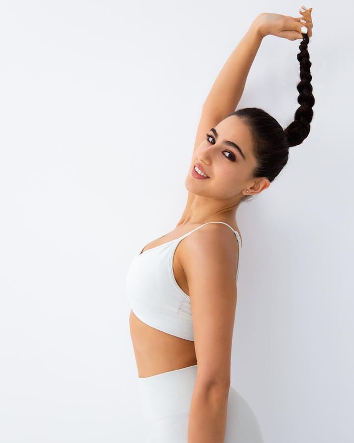 बॉलीवुड की सुपरस्टार एक्ट्रेस सारा अली खान अपने कूल अंदाज के लिए काफी जानी जाती हैं. हाल ही सारा अली खान की कुछ लेटेस्ट फोटो सामने आईं हैं, जिनमें सारा अपने हॉट लुक से कहर बरपा रही हैं.