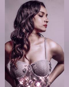 Ankita Lokhande ने स्काई ब्लू शॉर्ट ड्रेस में दिखाई ग्लैमरस अदाएं, किलर स्माइल से लूट ली महफिल