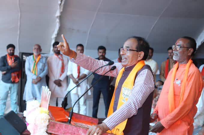 रोड शो के दौरान मुख्यमंत्री शिवराज सिंह चौहान ने कहा कि उनकी सरकार ने 21 हजार एकड़ जमीन गुंडों, बदमाशों और माफियाओं से मुक्त कराई है.
