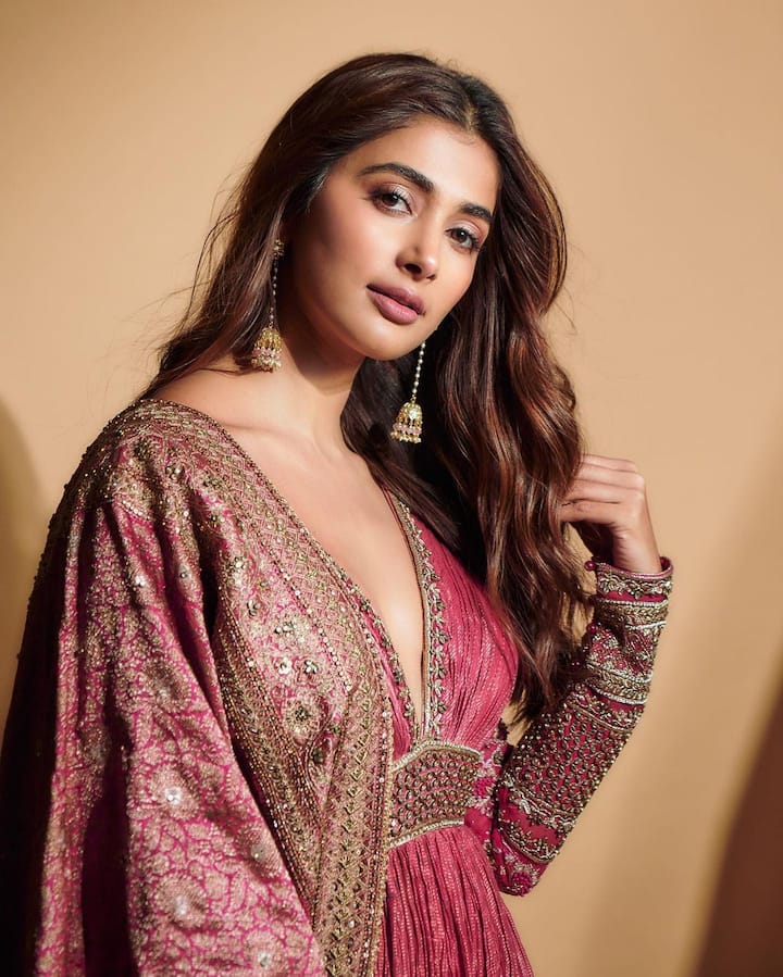 पूजानं नूकतेच तिच्या  ट्रेडिशनल लूकमधील फोटो शेअर केले आहेत.  (Pooja Hegde/instagram)