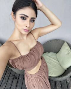 Mouni Roy: స్విమ్మింగ్‌పూల్ ముందు మౌనిరాయ్, అర్థం కాని పోజులు