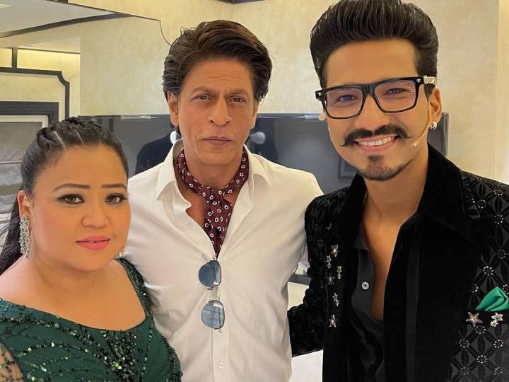 Bharti Singh Posed With Shahrukh Khan and Haarsh Limbachiyaa Shahrukh Khan के साथ कुछ इस अंदाज में नजर आईं ‘लाफ्टर क्वीन’ Bharti Singh, पति हर्ष लिंबाचिया ने दिखाई फोटो