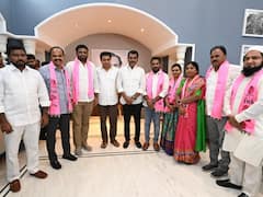 BJP Leaders In TRS : బీజేపీకి ముందుగానే షాక్ - నలుగురు హైదరాబాద్ కార్పొరేటర్లకు టీఆర్ఎస్ కండువా !