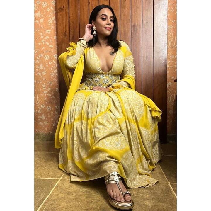 सलमान खाननंतर आता बॉलिवूड इंडस्ट्रीतील बेधडक अभिनेत्री स्वरा भास्कर (Swara Bhasker) हिलाही जीवे मारण्याची धमकी मिळाली आहे. अभिनेत्रीला तिच्या घरी स्पीड पोस्टद्वारे एक पत्र मिळाले आहे, ज्यामध्ये तिला जीवे मारण्याची धमकीही देण्यात आली आहे.(photo:reallyswara/ig)