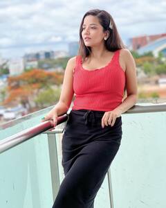 Monalisa Latest Photos: क्रॉप टॉप और स्कर्ट में मोनालिसा ने दिखाया ग्लैमरस अवतार, तस्वीरें देख फैन्स के छूटे पसीने