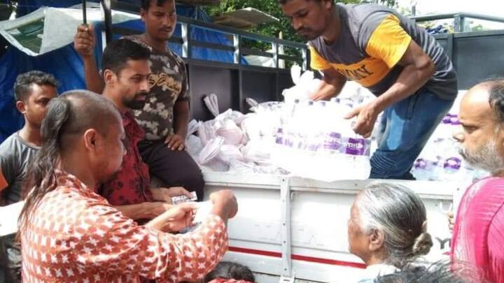 ত্রাণকার্য চালাচ্ছে ভারতীয় যুব কংগ্রেসও। শিলচর, কাছাড়ে একাধিক খাদ্যদ্রব্য এবং প্রয়োজনীয় জিনিসপত্র বিলি করা হয়েছে।--ছবি, ইন্ডিয়ান ইয়ুথ কংগ্রেসের টুইটার হ্যান্ডেল।