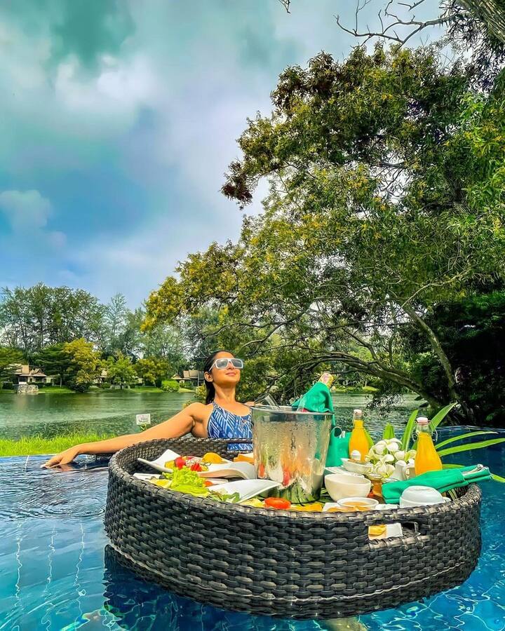 कुठे जेफिनर तिच्या बोल्ड लूकने पाण्यात आग लावताना दिसत आहे, तर कुठे ती पूलच्या बाजूला पोज देताना दिसत आहे. येथे जेनिफर नो-मेकअप लूकमध्ये दिसत आहे. या अवतारात ती खूपच हॉट दिसत आहे.(photo:jenniferwinget1/ig)