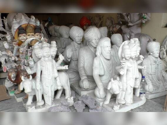 आषाढी वारीसाठी दगडी मूर्तींची बाजारपेठ सजली