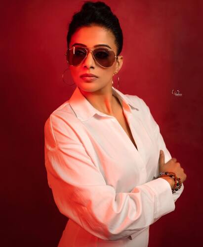 Actress Priyamani: என் உடம்பு நெஞ்சக் கீறி நீ உள்ள வந்த கெட்டிக்காரி.. நடிகை ப்ரியாமணி லேட்டஸ்ட் க்ளிக்ஸ் !
