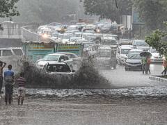 Delhi Rain: झमाझम बारिश के बाद पानी-पानी हुई दिल्ली, ट्रैफिक पुलिस ने जारी किया अलर्ट