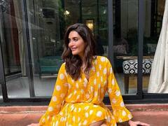 PHOTO: पूलच्या बाजूला बसून करिश्मा तन्नाने शेअर केला ग्लॅमरस लूक; पाहा फोटो!