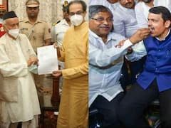 Maharashtra Politics: उद्धव ठाकरे के सीएम पद के इस्तीफे से बीजेपी खेमे में खुशी, देवेंद्र फणडवीस को मिठाई खिलाकर मनाया जश्न, देखें PICS