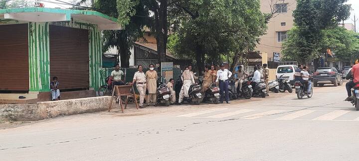 सभी अनाज भंडार ,सब्जी मंडी और अन्य सभी प्रतिष्ठाने पूरी तरह से बंद दिखाई दे रही है, इस बंद को सफल बनाने के लिए शहर में रैली निकाल रहे विभिन्न सामाजिक संगठनों और राजनीतिक दलों के कार्यकर्ताओं ने जगदलपुर शहर के मुख्य चौक पर आतंकवाद और उग्रवादी संगठन का पुतला दहन भी किया और विरोध प्रदर्शन किया.