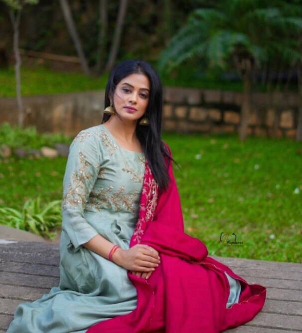 அரளி வெத வாசக்காரி ஆளக் கொல்லும் பாசக்காரி என் உடம்பு நெஞ்சக் கீறி நீ உள்ள வந்த கெட்டிக்காரி ஐயயோ... என் இடுப்பு வேட்டி எறங்கிப் போச்சே ஐயயோ! என் மீச முறுக்கு மடங்கிப் போச்சே ஐயயோ