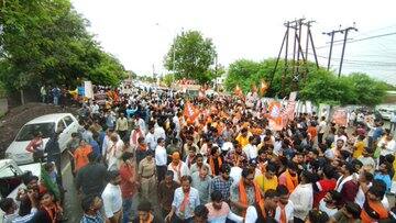 सीहोर में शिवराज के रोड शो में खूब भीड़ उमड़ी. सीहोर में मिले इस प्यार और आशीर्वाद के लिए सीएम शिवराज सिंह चौहान ने जनता का आभार जताया. रोड शो में उन्होंने बीजेपी प्रत्याशियों को भारी मतों से विजयी बनाने की अपील की.