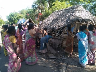 நாகை: சாராயம் விற்கும் கொட்டகை அடித்து உடைத்து தரைமட்டம் -  வீரப் பெண்கள் ஆவேசம்