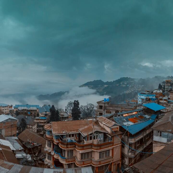 মেঘলা আকাশ, মুষলধারায় বৃষ্টি। এর সঙ্গে অপূর্ব প্রাকৃতিক শোভা। কার না ভাল লাগে ! বর্ষা আসতেই ভ্রমণে বেরিয়ে পড়তে ইচ্ছা করছে ? কিন্তু, কোথায় যাবেন ? বর্ষায় দেশের কয়েকটি সেরা পর্যটনকেন্দ্রের তালিকা রইল এখানে। দেখে নিন একনজরে.. (ছবি সৌজন্যে : Pixabay)