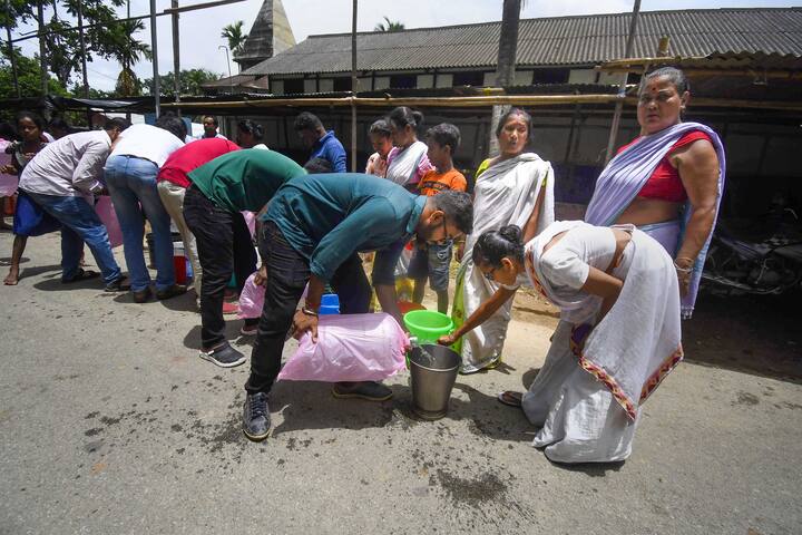 নতুন করে বৃষ্টি বাড়তে থাকায়, নদীর জলস্তর ফের বেড়েছে। যার ফলে আরও একাধিক সংখ্যক বাসিন্দা নতুন করে ঘরছাড়া হয়েছেন। আরও একাধিক, ত্রাণ শিবির তৈরি করা হচ্ছে বন্যাদুর্গতদের রাখার জন্য। ছবি: পিটিআই