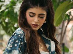 Sanjana Sanghi Photos: संजनी सांघी ने स्टाइलिश ड्रेस में बरपाया कहर, फैंस कर रहे फैशन सेंस की तारीफ