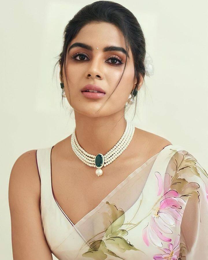 தீர தீர ஆசையாவும் பேசலாம் மெல்ல தூரம் விலகி போகும் வரையில் தள்ளி நிர்க்கலாம்