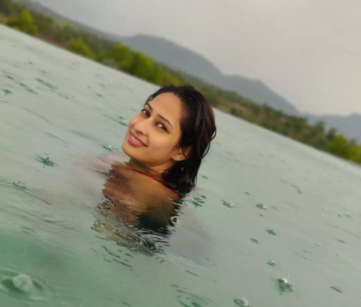 अभिनेत्री प्रिया मराठे सोशल मीडियावर नेहमीच सक्रिय असते. ती आपले क्लासी आणि ग्लॅमरस फोटो नेहमीच शेअर करत असते.