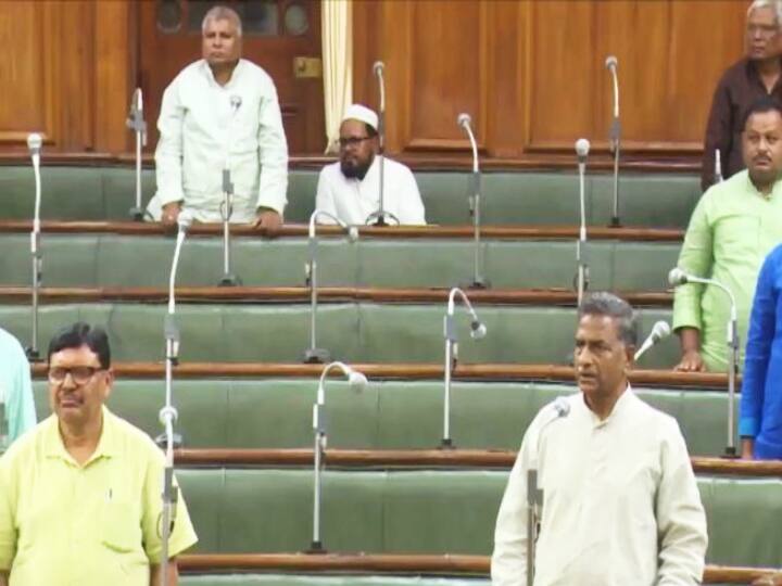 Bihar News: RJD MLA Saud Alam was left sitting during Vande Mataram in Bihar assembly gave controversial statement BJP get react ann Bihar News: विधानसभा में वंदे मातरम् के दौरान बैठे रह गए RJD विधायक सऊद आलम, विवादित बयान दिया, भड़की BJP