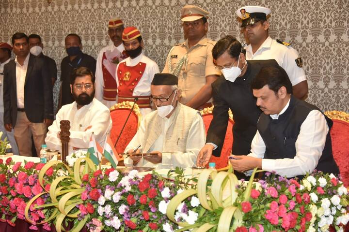 एकनाथ शिंदे यांनी आज राजभवन येथे झालेल्या समारंभात मुख्यमंत्रीपदाची शपथ घेतली.