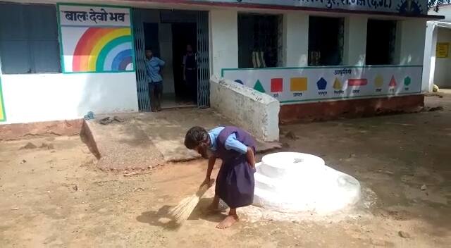 इस मामले पर शिक्षिका का कहना है स्कूल का अंशकालीन स्वीपर 15 जून से वेतन वृद्धि और नियमितीकरण की मांग को लेकर हड़ताल में है. स्कूल की सफाई रसोइया करती है और जब वह रसोई में व्यस्त थी. तब बच्चे खुद से झाड़ू लगा रहे हैं.