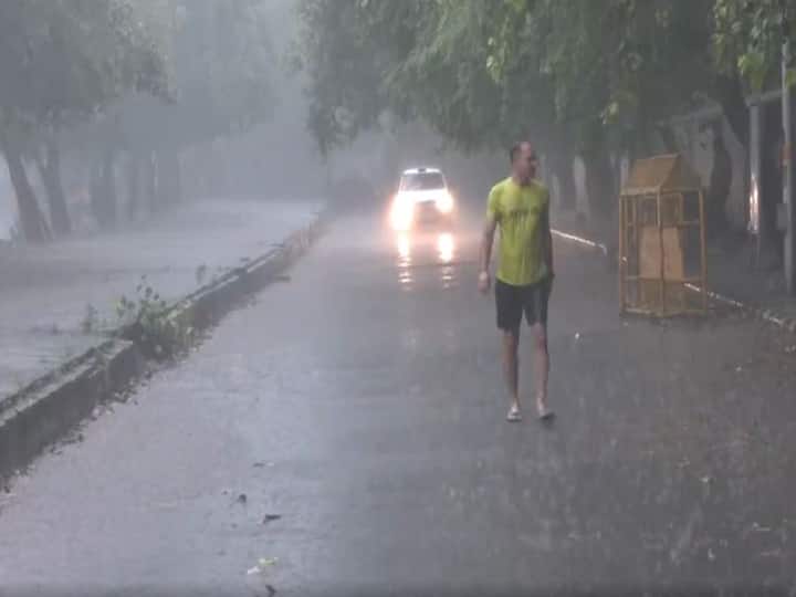 Delhi Weather Update Today 30 June 2022 Rain Starts in Delhi on Thursday Morning Monsoon will reached 30 June or 1 July Delhi Weather Update Today: सुबह-सुबह दिल्ली वालों को मिली बारिश की सौगात, गर्मी के तेवर पड़े ढीले