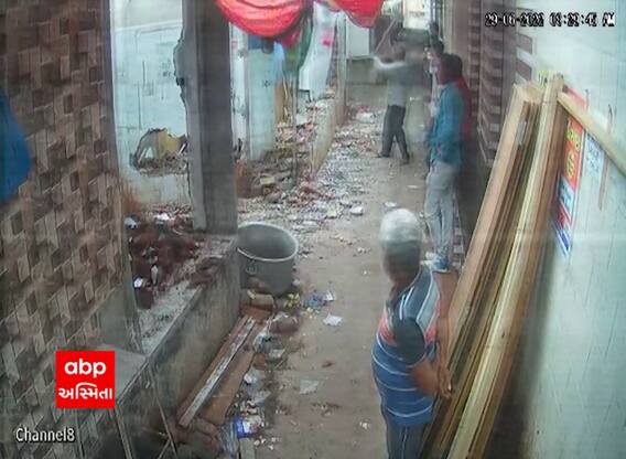 Live Video : જામનગર મનપાના કર્મચારીઓ દીવાલ તોડી રહ્યા હતા ને અચાનક દીવાલ ધસી પડી