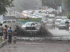 Delhi NCR Monsoon: दिल्ली में झमाझम बारिश से लोगों को मिली गर्मी से राहत, लेकिन सड़कों पर भारी ट्रैफिक जाम ने बढ़ाई मुसीबत