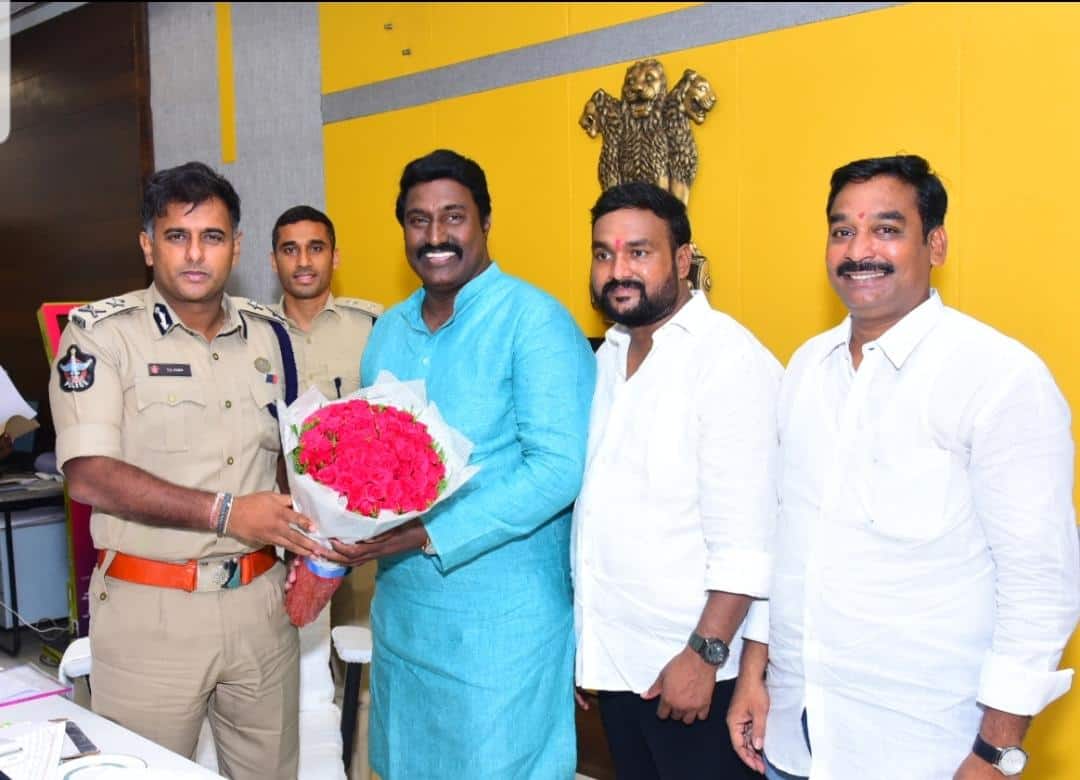 pavan kalyan with public ap jana vani janasena bharosa ....dnn Pavan Janavani : ఆదివారం నుంచి పవన్ జనవాణి - విజయవాడ నుంచి ప్రారంభం