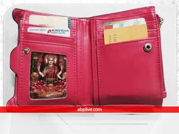 do not keep picture of god in purse there might be shortage of money  Vastu Tips For Wallet : देवाचे चित्र पर्समध्ये ठेवू नका, पैशाची कमतरता भासेल