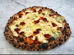 Wood fire Pizza: మంటల్లో కాలే పిజ్జా, ఓవెన్లోనే కాదు ఇలా కూడా చేయొచ్చు