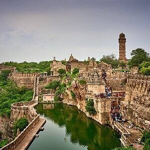 हालांकि शहर के इतिहास को लेकर इतिहासकारों के अलग-अलम मत है. कुछ का कहना है कि इसकी स्थापना पंद्रह अप्रैल 1553 में ही हो गई थी. इसके सबूत मोतीमहल में मिल जाते हैं.