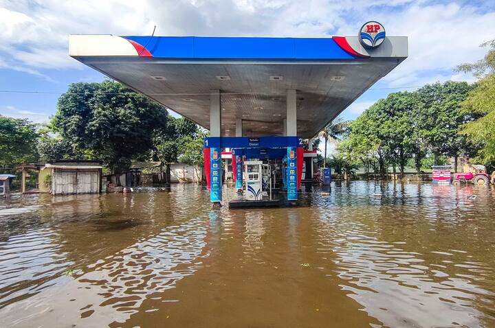 ধর্মতুলে কোপিলি নদী, বেকি নদী, শিলচরের বরাক নদী, করিমগঞ্জ জেলায় বন্যা পরিস্থিতি রক্তচাপ বাড়াচ্ছে অসম প্রশাসনের। ছবি: পিটিআই