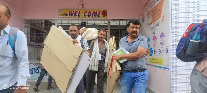 राजधानी भोपाल से सटे सीहोर के इच्छावर में मतदान सामग्री के साथ अपने-अपने पोलिंग बूथ की ओर जाते मतदान कर्मचारी.